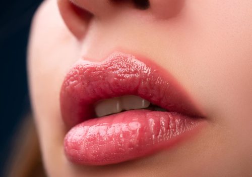 Искусство макияжа для подчеркивания увеличенных губ